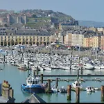 Chez Vincent, Double, Environ 10m2, Avec Accès Privé, Salle De Bain équipée, Très Bon Emplacement Dans Dieppe, Au Calme, Avec Parking Gratuit Et Clôturé, Terrasse Et Grand Jardin, Animaux Admis, Attention Pas De Cuisine Alloggio in famiglia