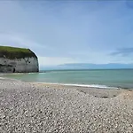 Chez Vincent, Double, Environ 10m2, Avec Accès Privé, Salle De Bain équipée, Très Bon Emplacement Dans Dieppe, Au Calme, Avec Parking Gratuit Et Clôturé, Terrasse Et Grand Jardin, Animaux Admis, Attention Pas De Cuisine Alloggio in famiglia *