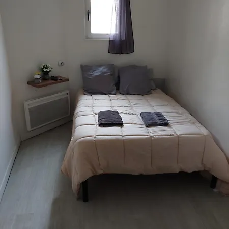 Vincent's Private Room: Charming Garden With Parking Homestay Dieppe